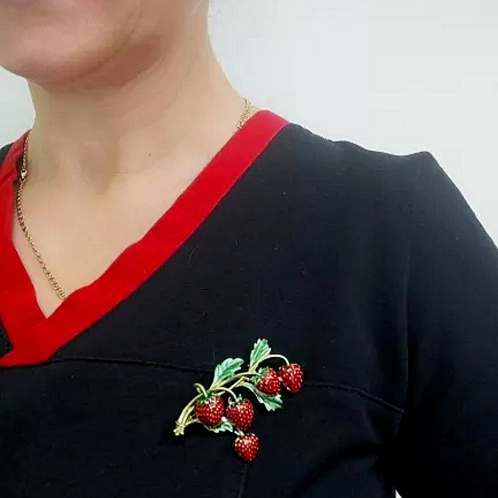 ❤️ Enameled Strawberries brooch. NWT - Picture 2 of 9